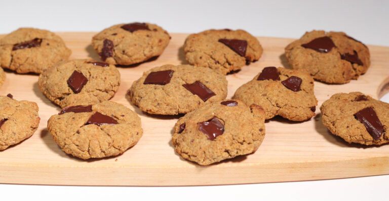 galletas con chips de chocolate encima de tabla de madera