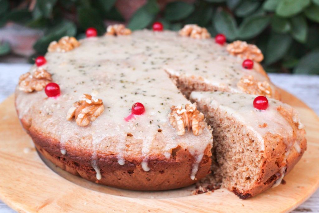 pastel con salsa blanca por encima, nueces y grosellas