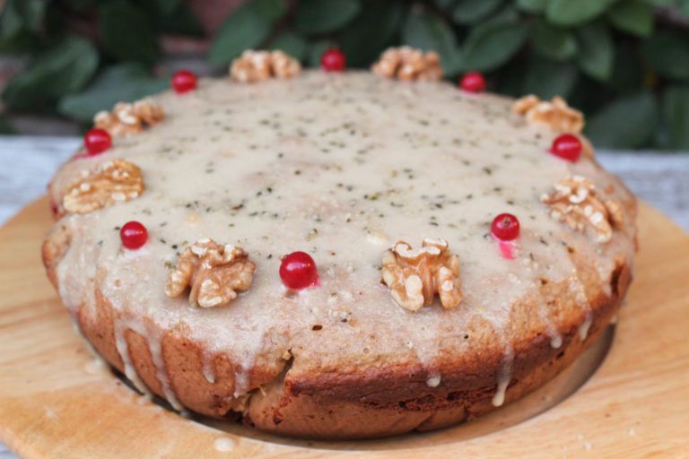 pastel con salsa blanca por encima, nueces y grosellas