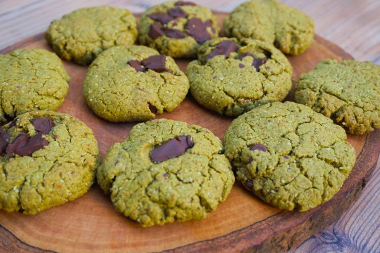 galletas verdes de matcha con chips de chocolate encima de tabla de madera