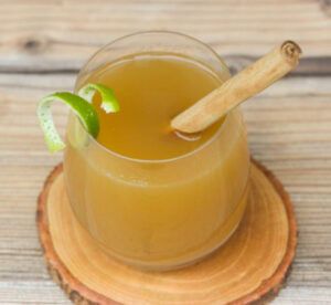 ZUMO DE MANZANA Y LIMA detox ayurvedico primavera ZUMO DE MANZANA Y LIMA en un vaso de cristal con canela