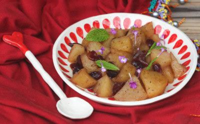manzana asada en un bol con pasas y canela