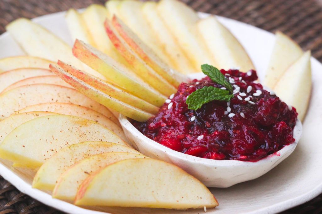 manzana cortada con salsa de frambuesas