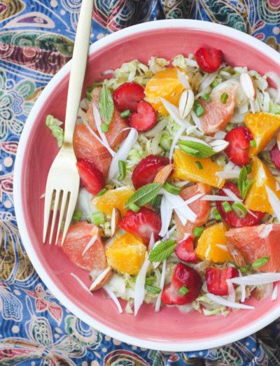 ensalada de fresas, naranja, menta y cebolla