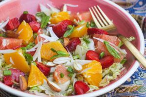 ensalada de fresas, naranja, menta y cebolla