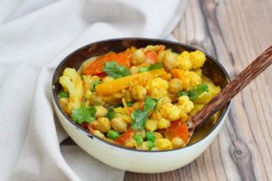 bol de madera con curry de garbanzos