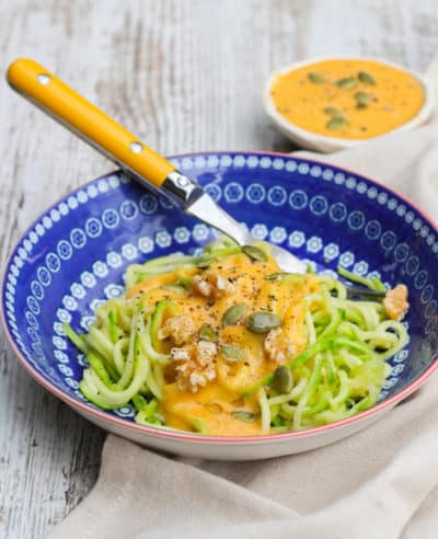 espaguetis de calabacín con salsa amarilla y semillas