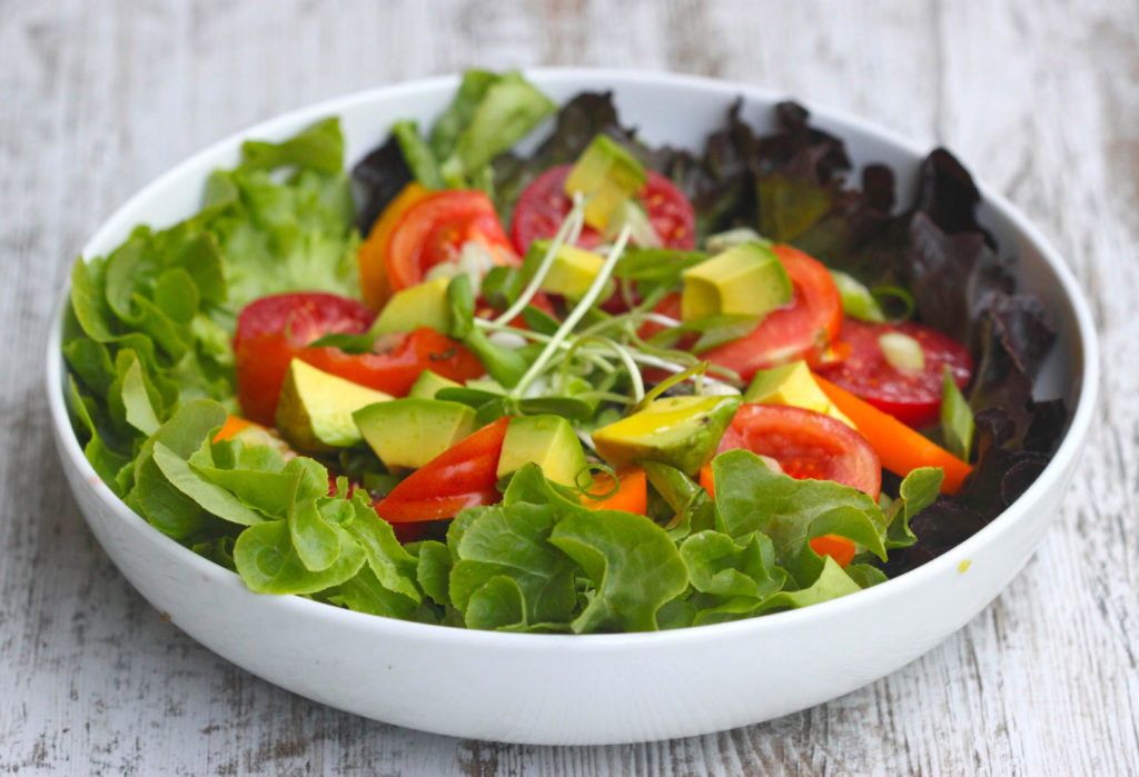 ensalada de lechuga con tomate y aguacate