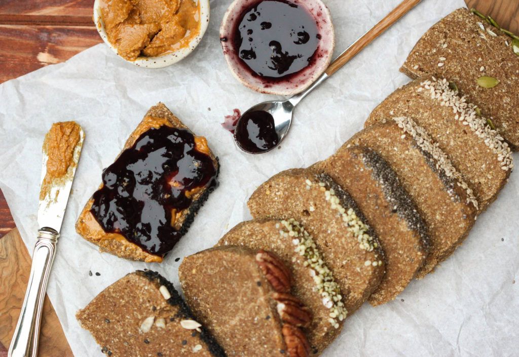 rebanadas de pan con mermelada y manteca de cacahuete