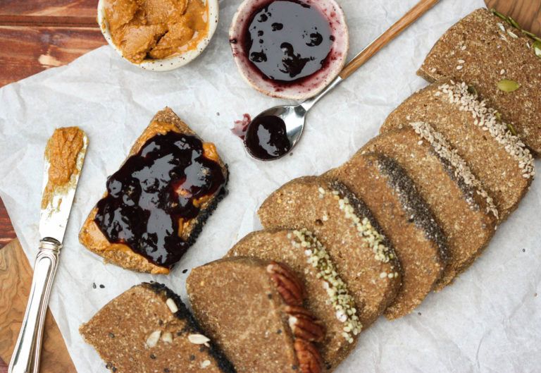 rebanadas de pan con mermelada y manteca de cacahuete