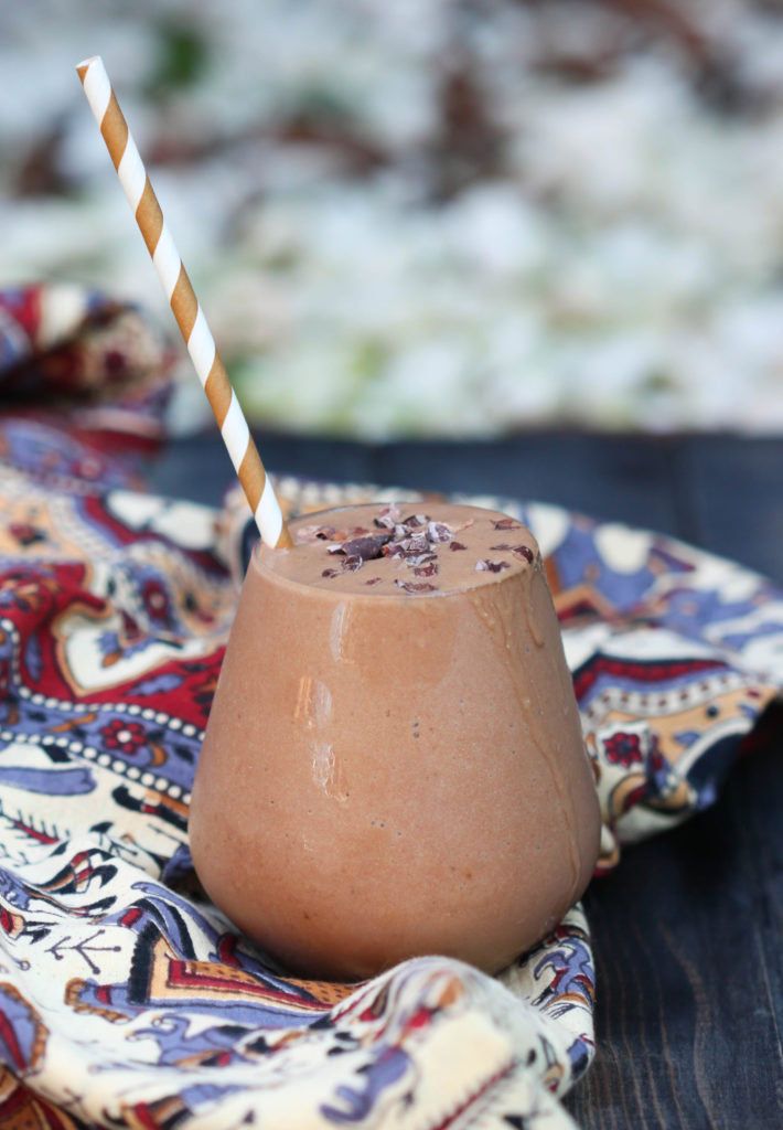 batido de chocolate servido en un baso con pajita
