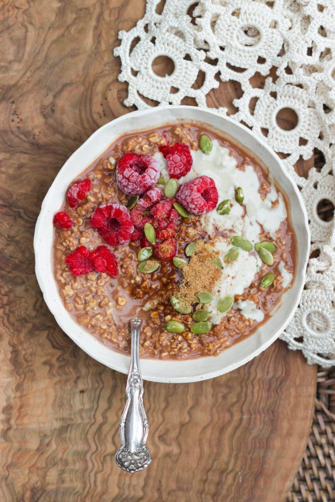 avena con chocolate, frambuesas, salsa blanca y semillas de calabaza