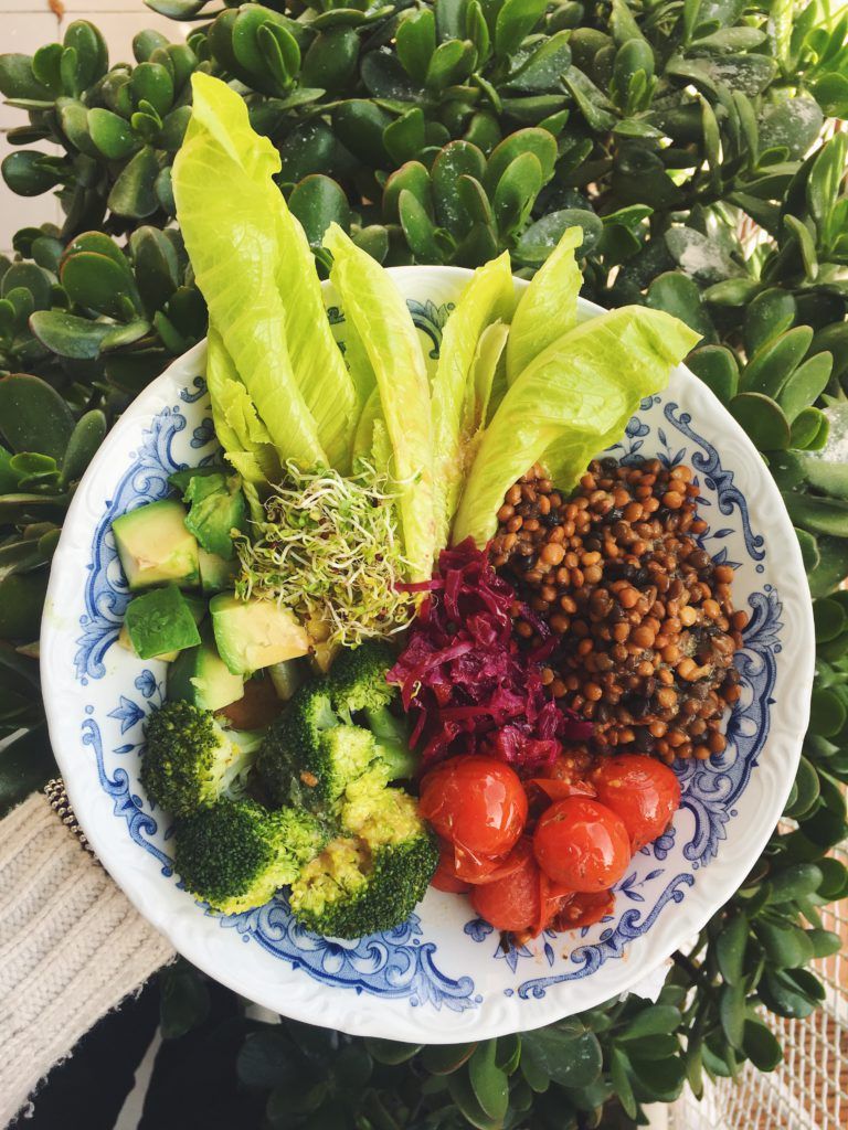 plato con lentejas, lechuga, tomates cherry, germinados, aguacate y brócoli