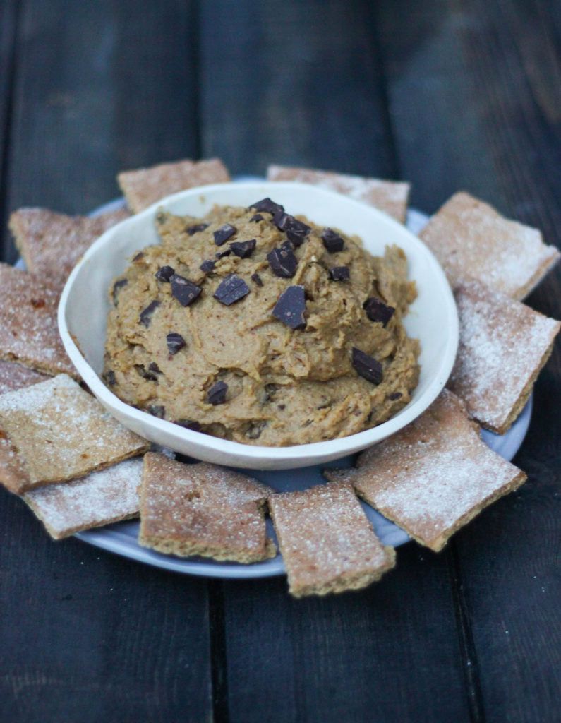dip dulce con chips de chocolate y crackers
