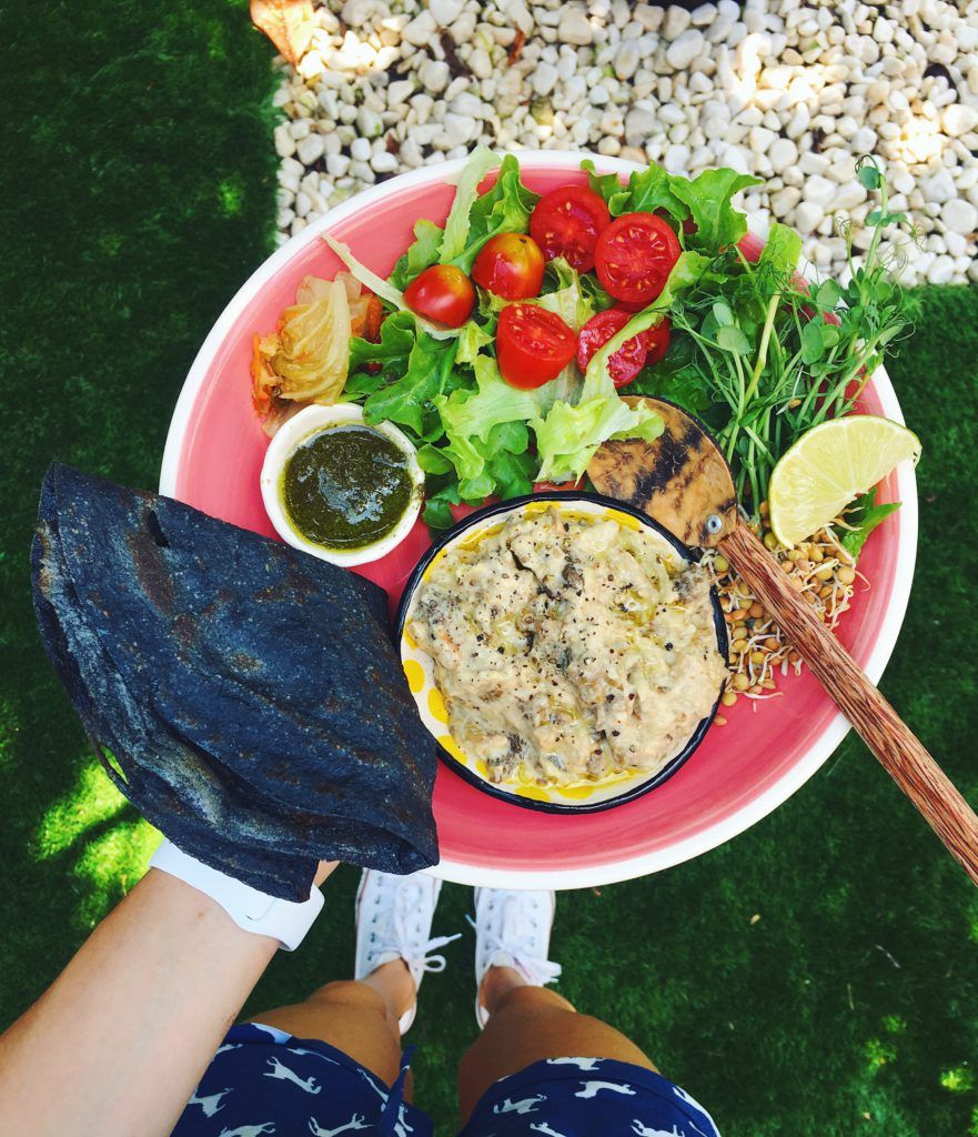 plato con vegetales variados sostenido por una mujer de pie