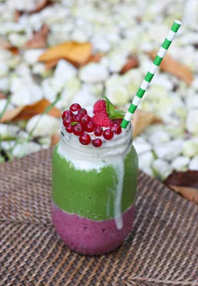 batido de 3 colores, frutos rojos, verde y vainilla, con topping de grosellas