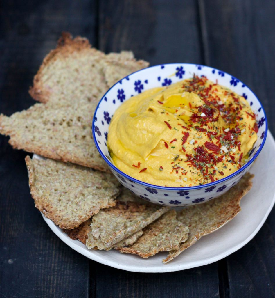 dip naranja en un bol con crackers