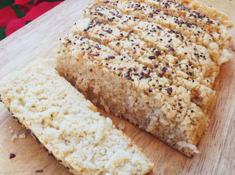 pan blanco con semillas encima de una tabla de madera