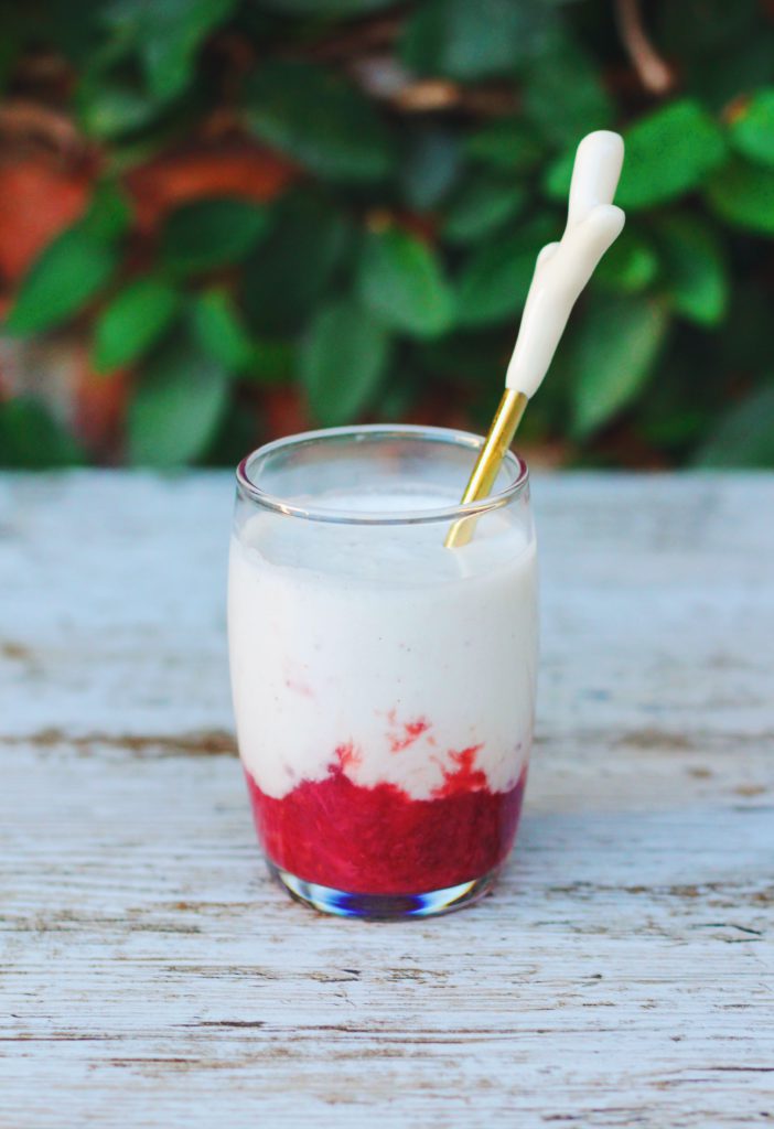yogur en un vaso con salsa de fresas