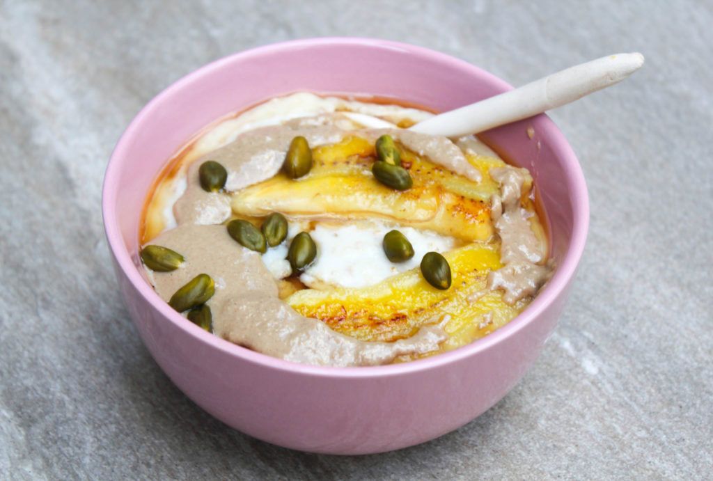 bol de avena con plátano, manteca vegetal y pistachos