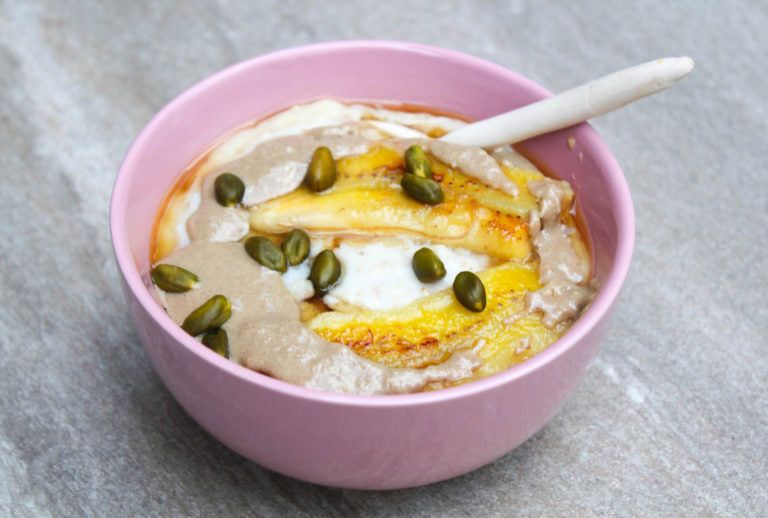 bol de avena con plátano, manteca vegetal y pistachos