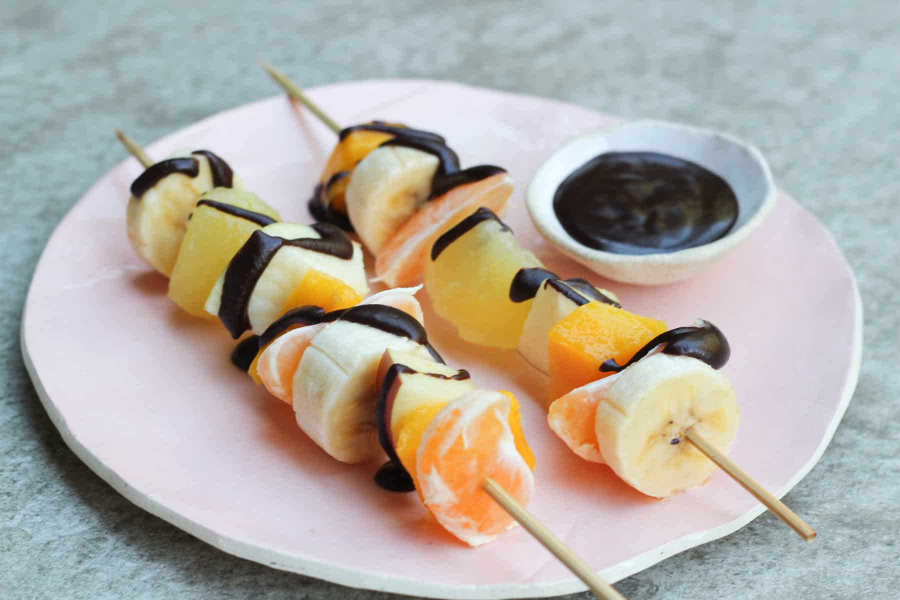 pinchitos de frutas con salsa de chocoalte