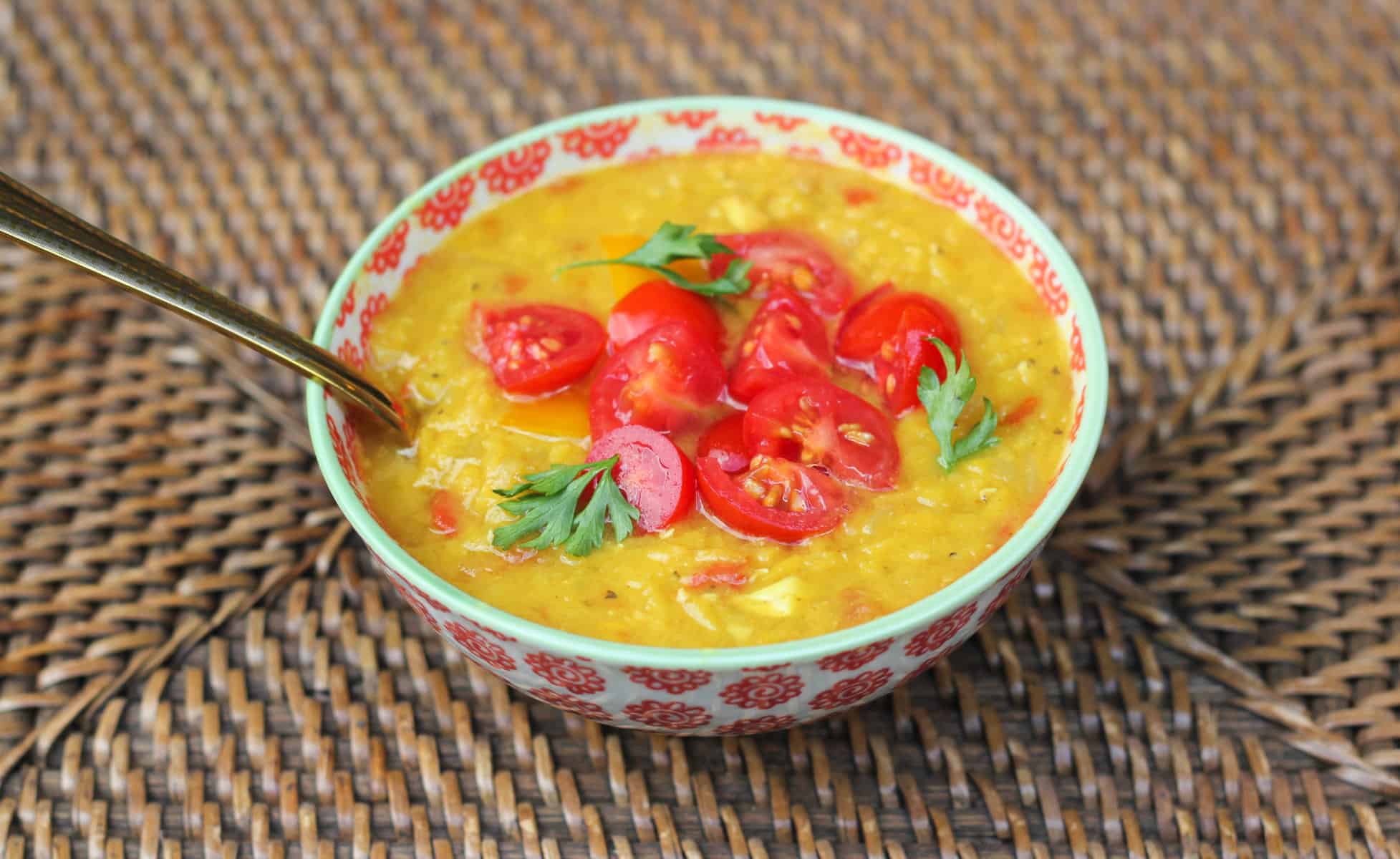 dhal de lentejas rojas con tomates cherry en un bol
