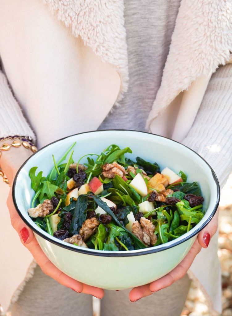 bol con ensalada de nueves, pasas y manzana