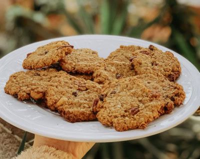 GALLETAS DE AVENA Y PASAS EN UN PLATO