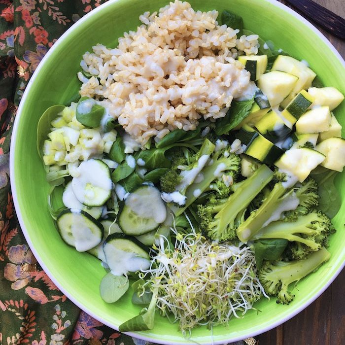 ensalada verde con arroz en un plato
