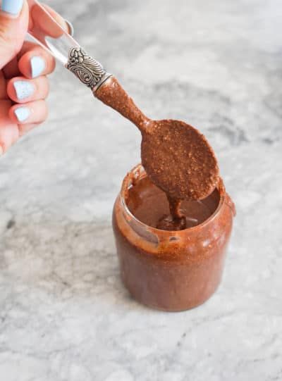 manteca vegetal en un tarro de cristal con una cuchara. Nutella vegana