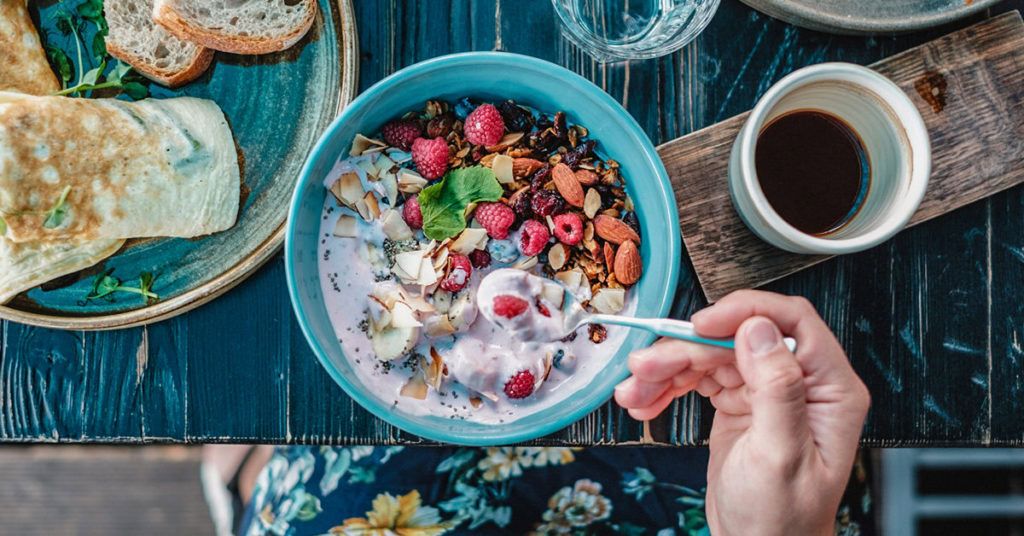 Bol de avena con frutas y café