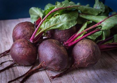 Remolachas frescas, ingrediente principal de la ensalada de remolacha y zanahoria