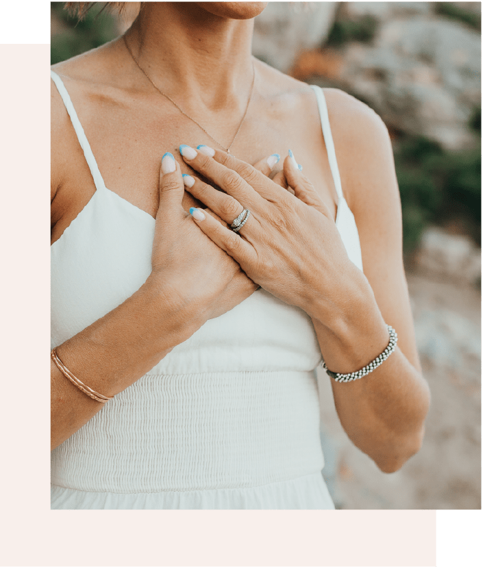 mujer con manos en el corazón