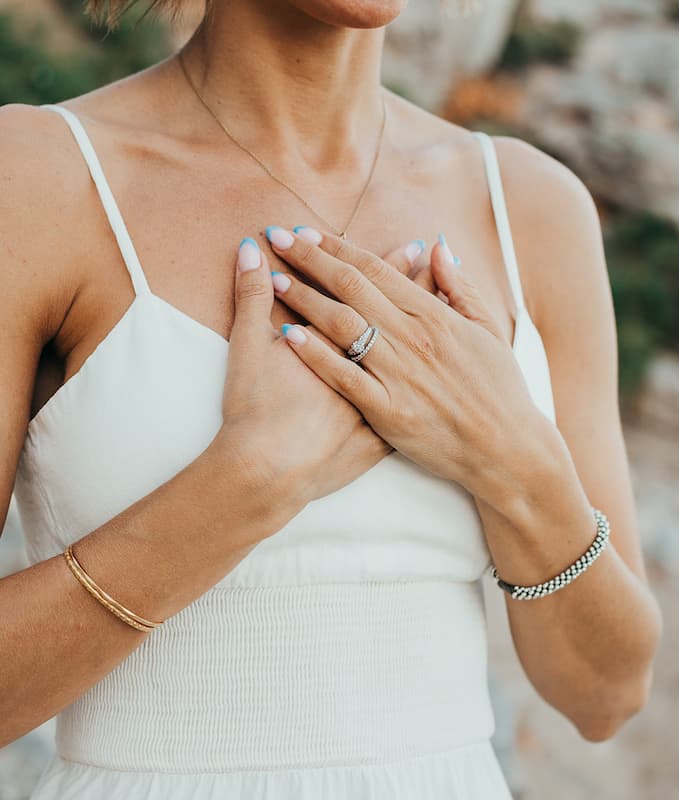 mujer con manos en el corazón