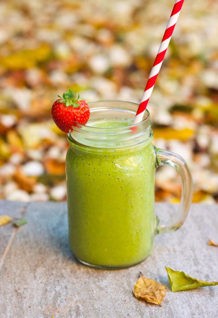 Refresco detox de fresa y plátano en tarro de cristal con caña, saludable y natural.
