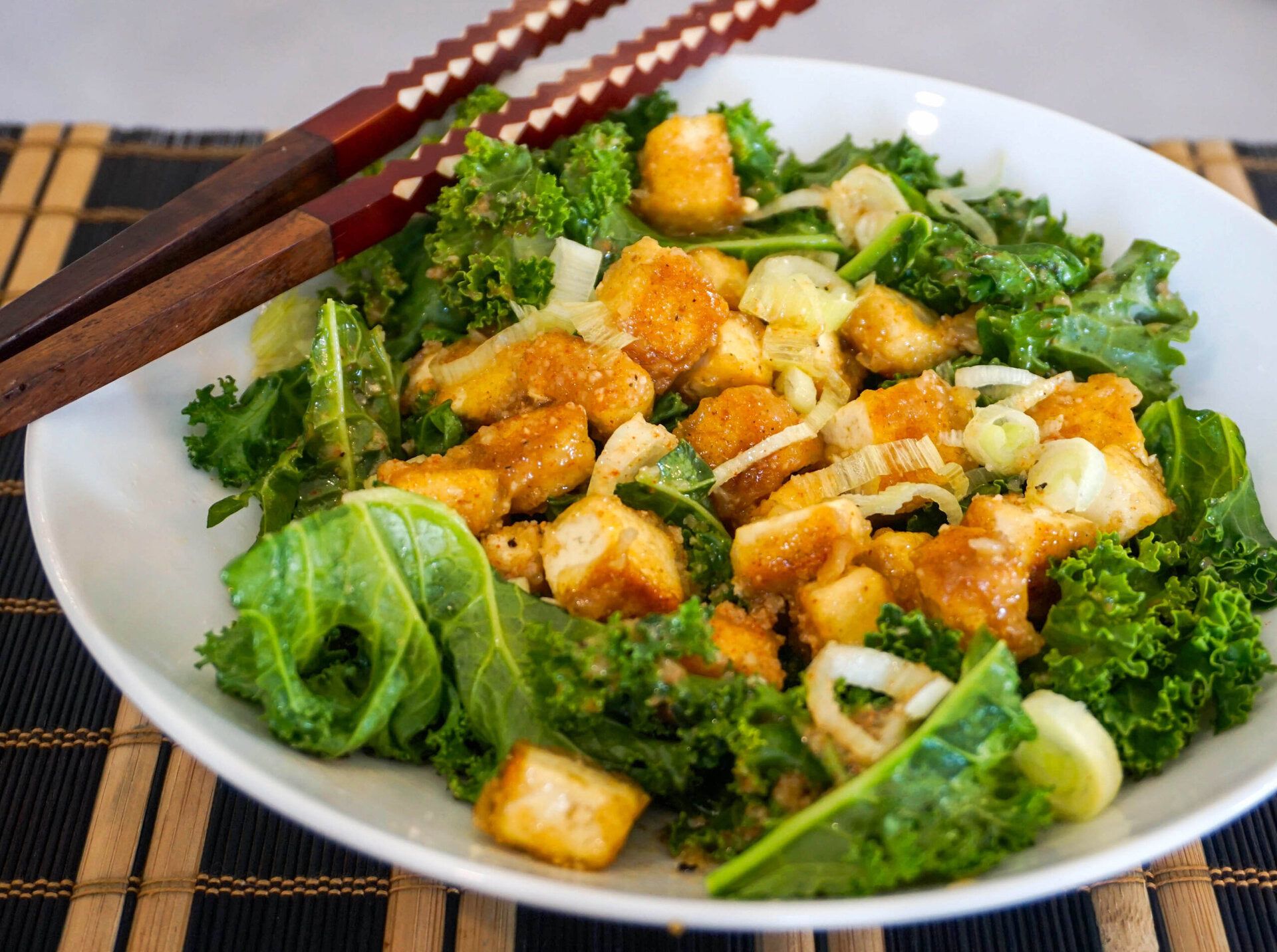 Plato de tofu agridulce servido con kale y verduras