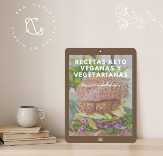 Portada de un ebook de recetas keto veganas y vegetarianas sobre una mesa